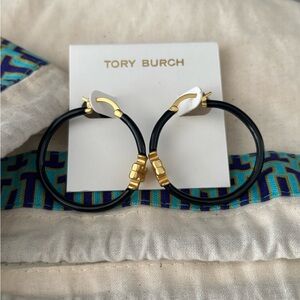 Tory Burch Eleanor Double T Medium Hoop Earrings in Black